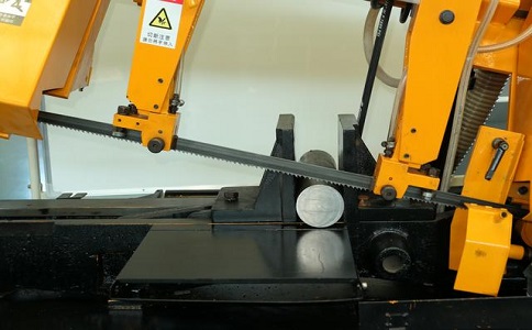 望谟数控带锯床自动送料精度会出现偏差吗？